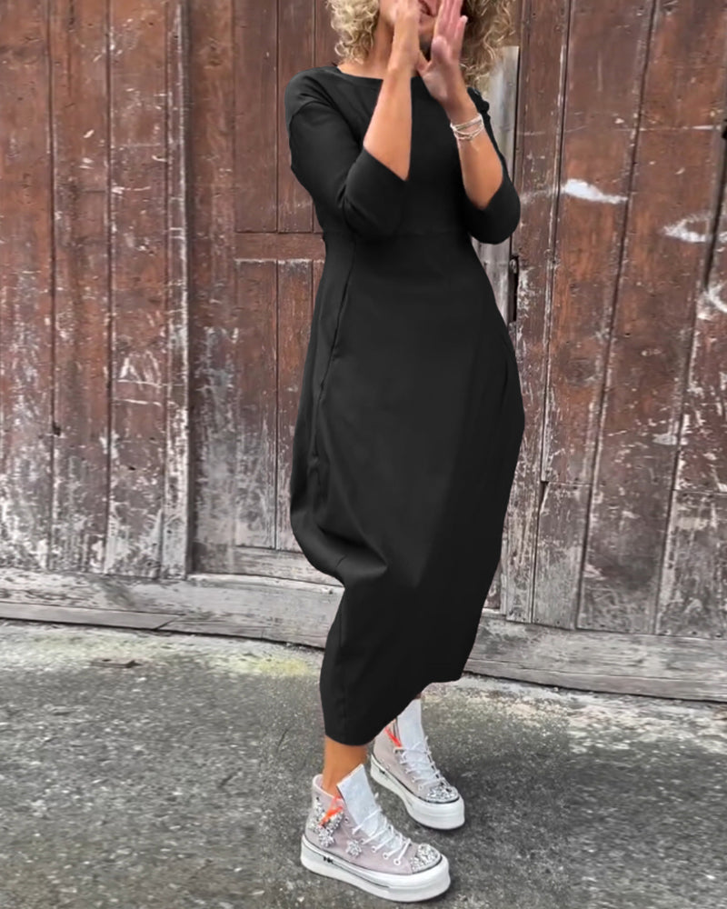 Einfaches elegantes Kleid mit langen Ärmeln und einfarbiger Tasche