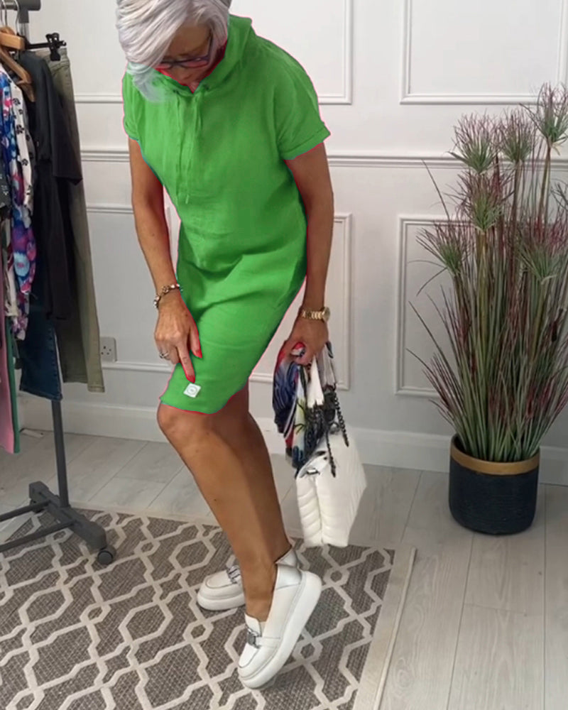 Lässiges Kleid mit Kapuze und kurzen Ärmeln