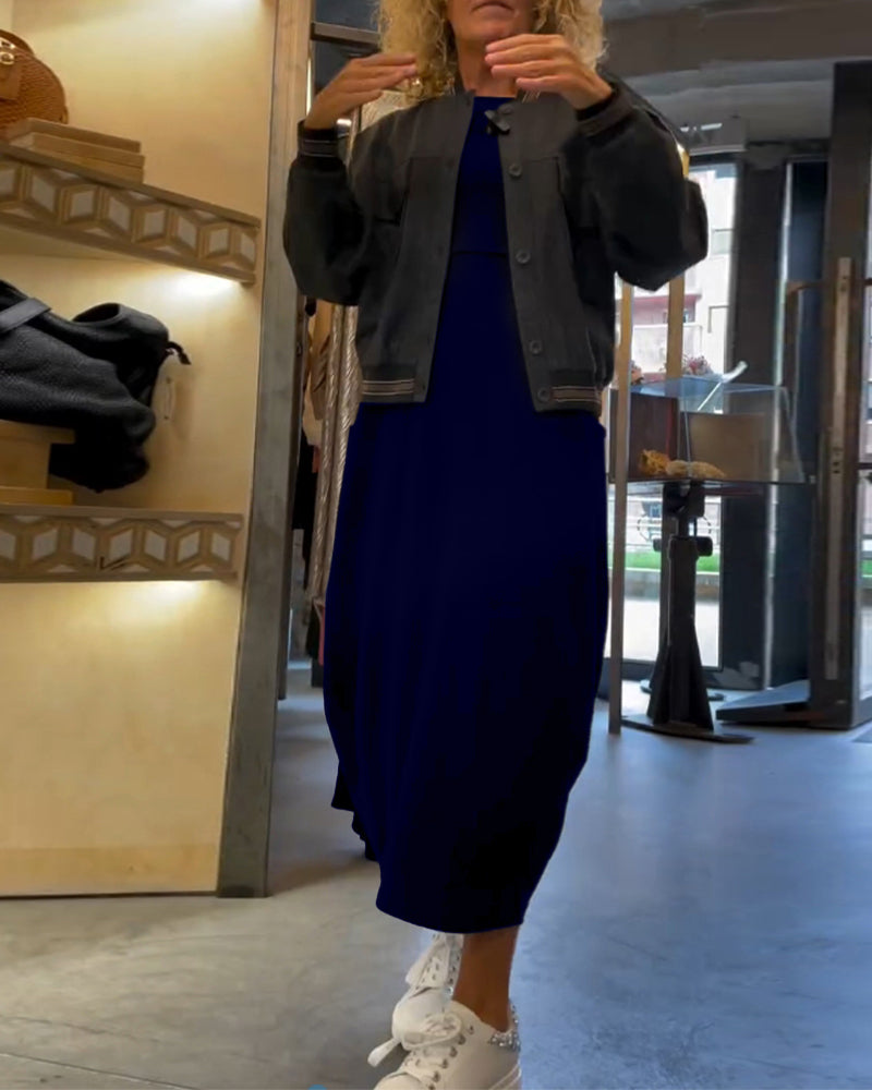 Einfarbiges Kleid mit Rundhalsausschnitt, langen Ärmeln und Tasche