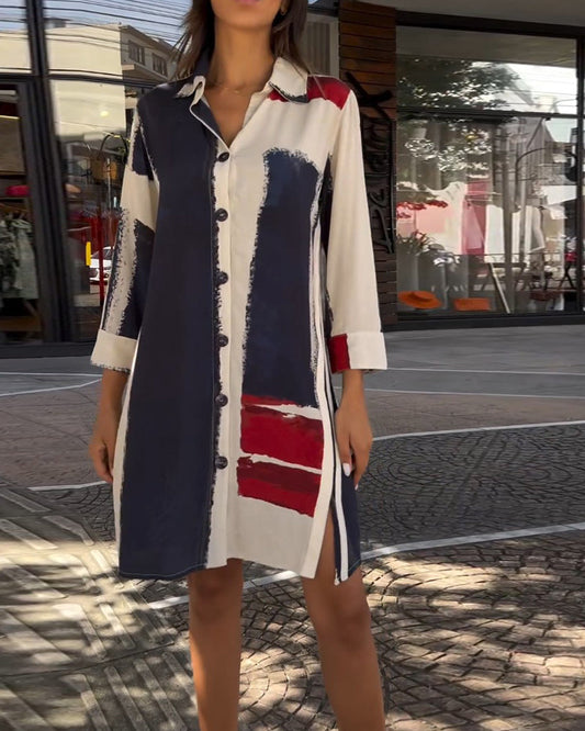 Kleid mit Revers und Drucken und Schlitzen