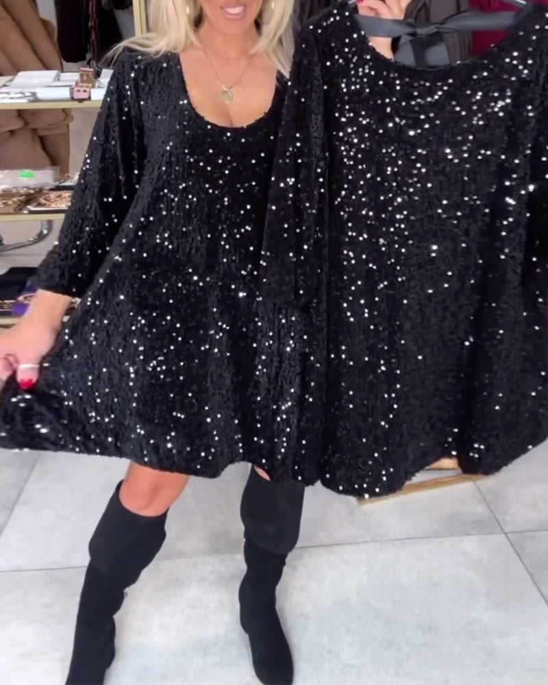 Glitzerndes Samtkleid mit weitem Ausschnitt