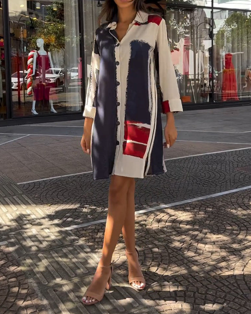 Kleid mit Revers und Drucken und Schlitzen