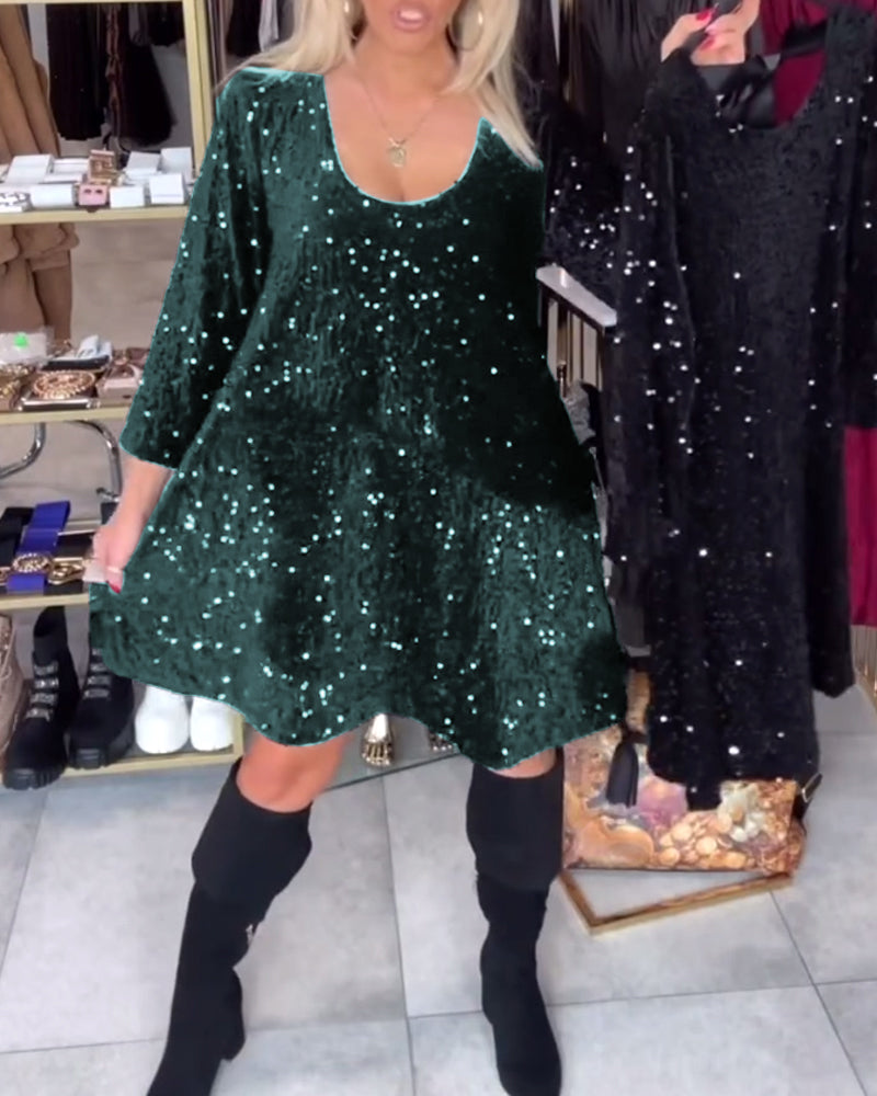 Glitzerndes Samtkleid mit weitem Ausschnitt