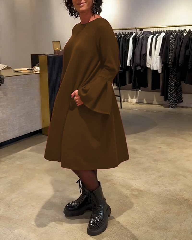 Einfarbiges Kleid mit Ausgestellten Ärmeln und Raffung