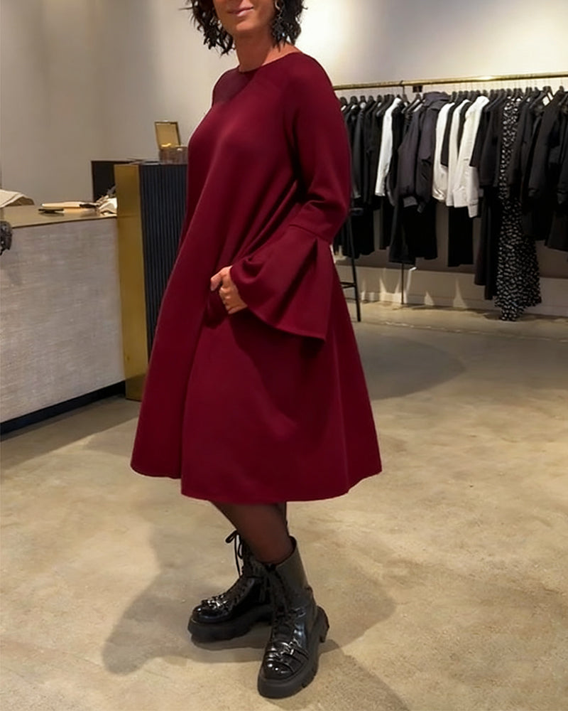 Einfarbiges Kleid mit Ausgestellten Ärmeln und Raffung