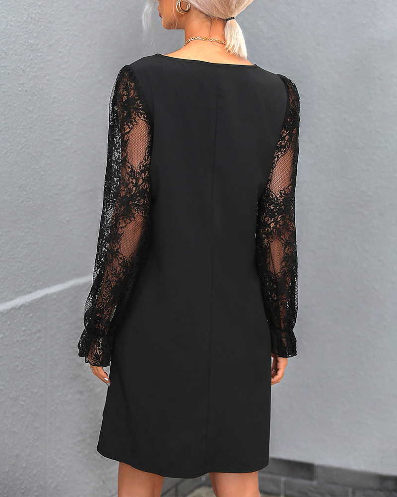 Einfarbiges Kleid mit Spitzenärmeln und V-Ausschnitt