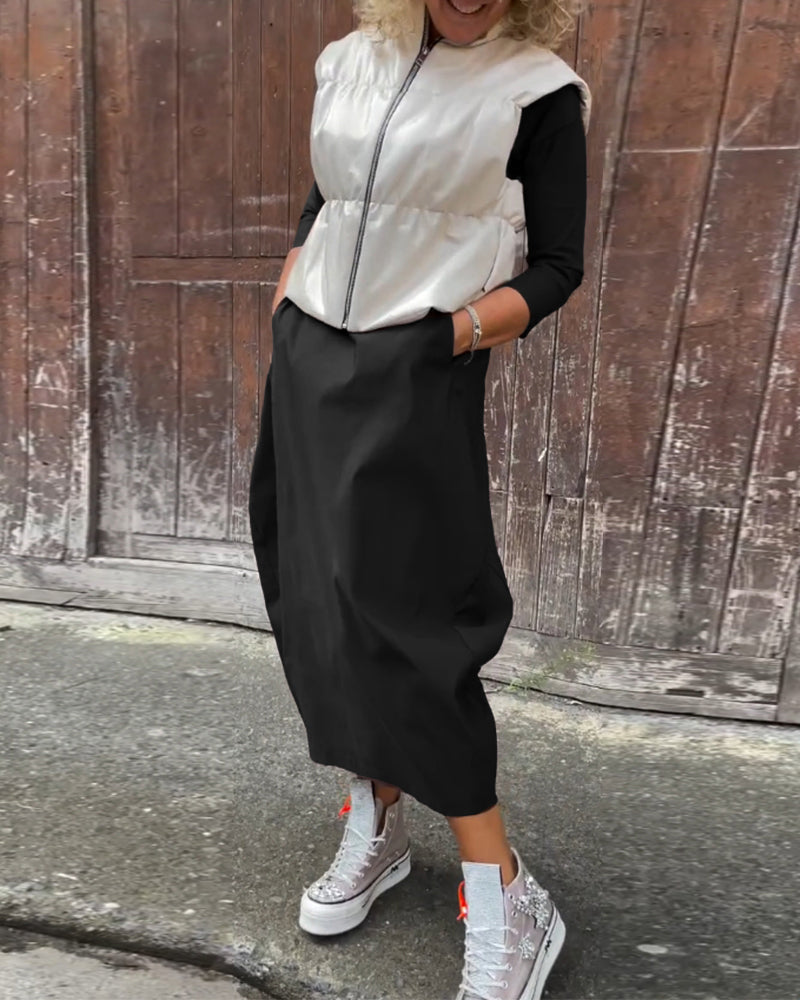 Einfaches elegantes Kleid mit langen Ärmeln und einfarbiger Tasche