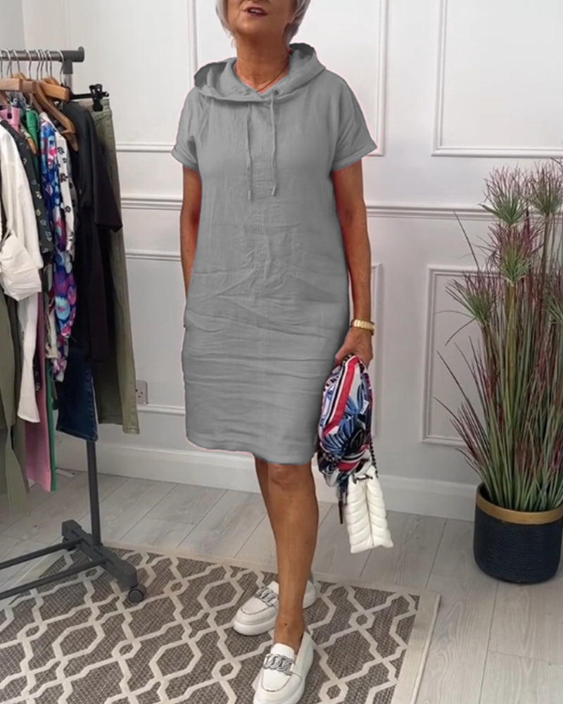 Lässiges Kleid mit Kapuze und kurzen Ärmeln