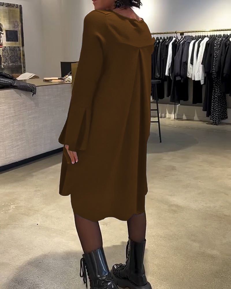 Einfarbiges Kleid mit Ausgestellten Ärmeln und Raffung