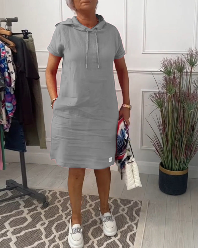 Lässiges Kleid mit Kapuze und kurzen Ärmeln