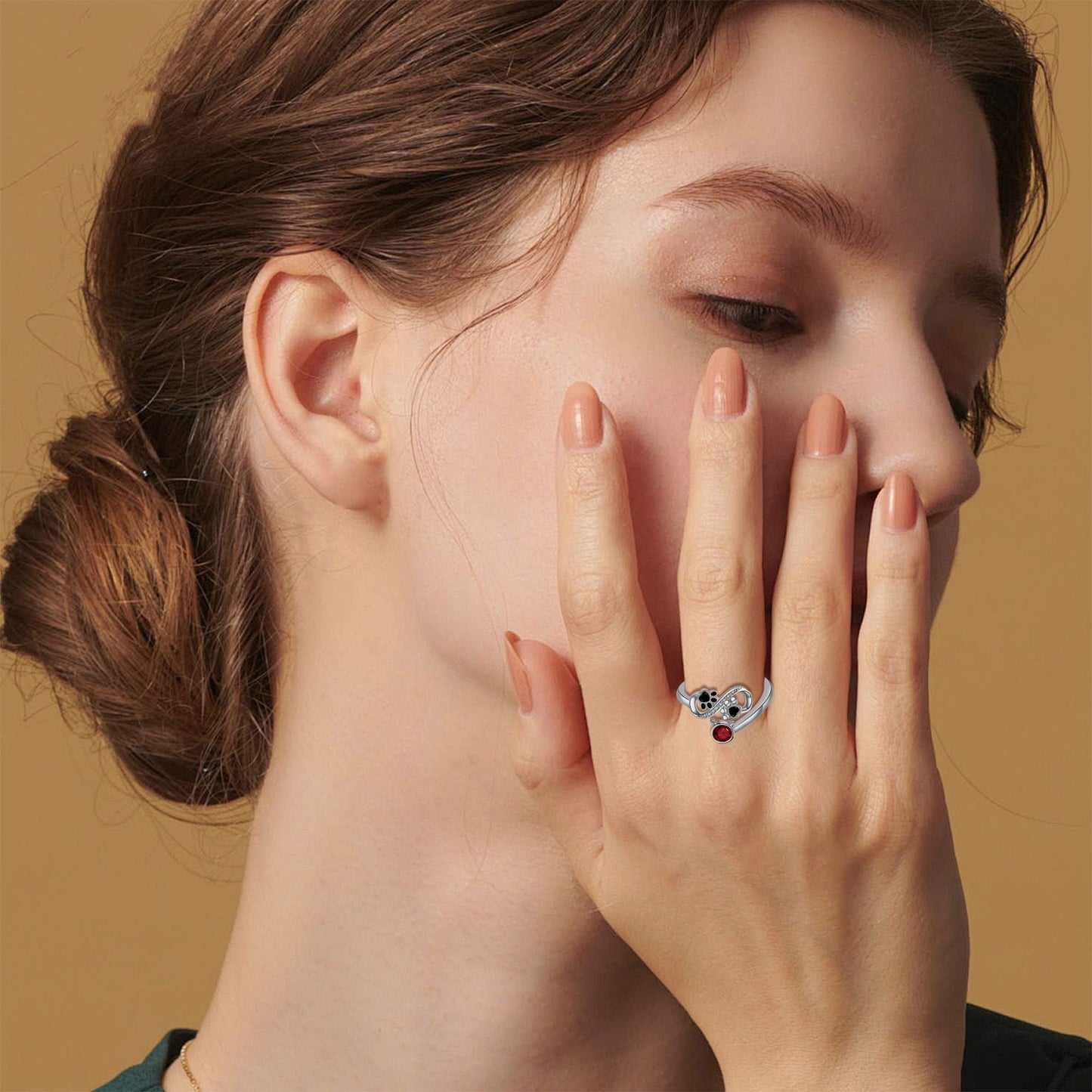 Verstellbarer Ring mit schwarzem Pfotenabdruck und rotem Edelstein