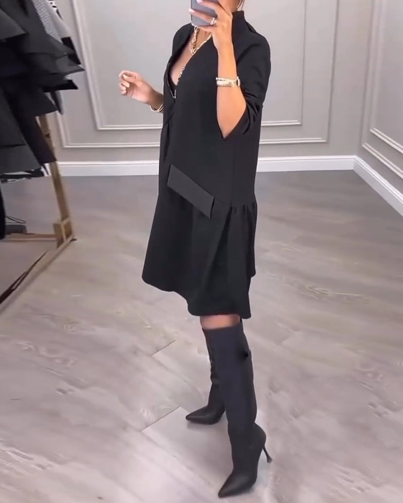 Kleid im künstlerischen Stil mit V-Ausschnitt