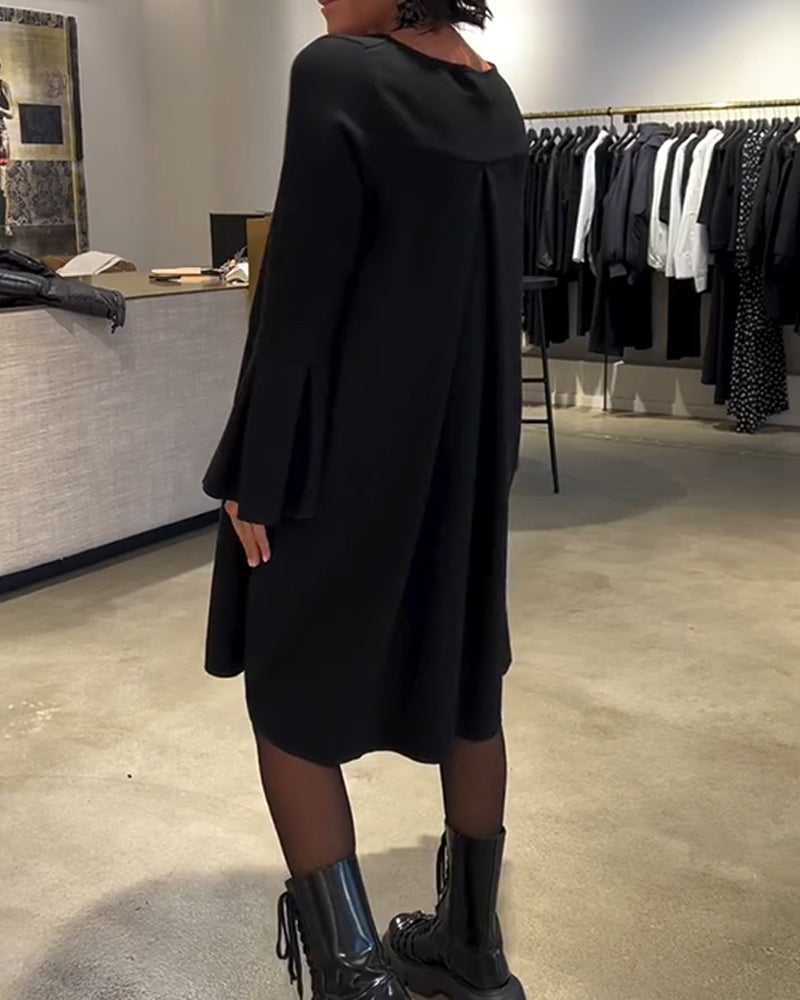 Einfarbiges Kleid mit Ausgestellten Ärmeln und Raffung