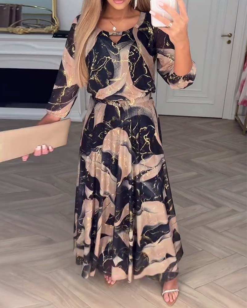 Elegantes Druckkleid mit Dreiviertelärmeln