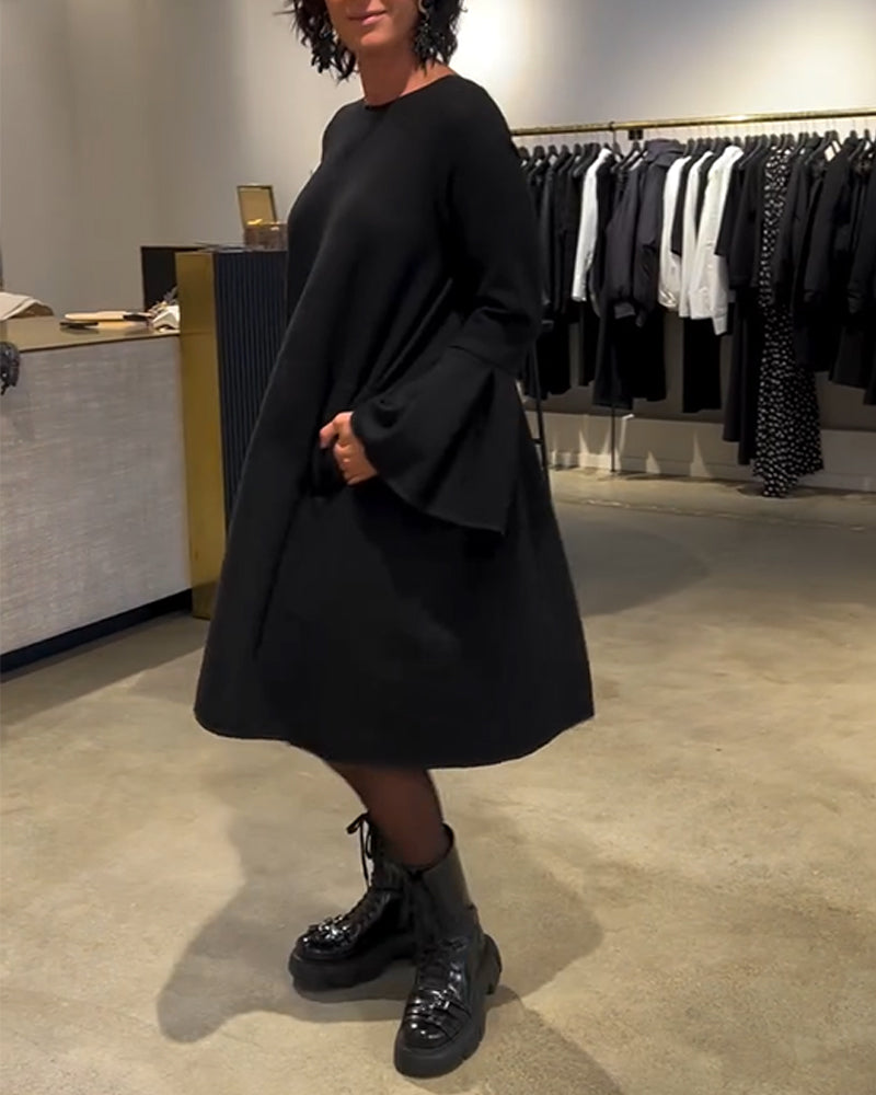 Einfarbiges Kleid mit Ausgestellten Ärmeln und Raffung