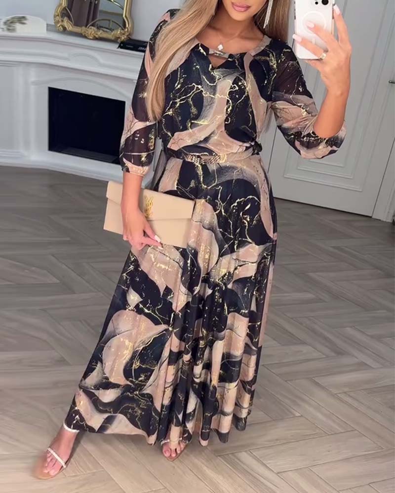 Elegantes Druckkleid mit Dreiviertelärmeln