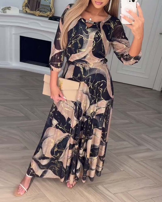 Elegantes Druckkleid mit Dreiviertelärmeln