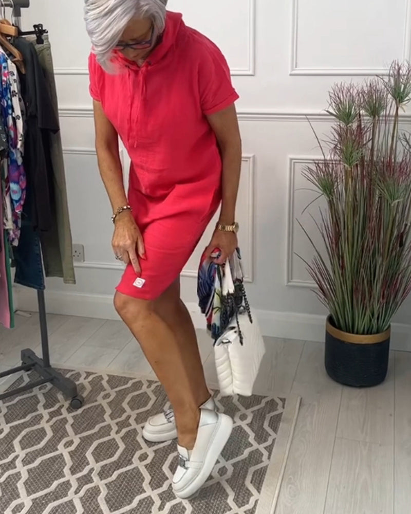 Lässiges Kleid mit Kapuze und kurzen Ärmeln