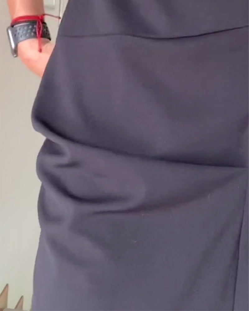 Elegantes, plissiertes Kleid mit Rundhalsausschnitt in einfarbig