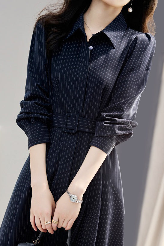 Dunkelblau gestreiftes Kleid