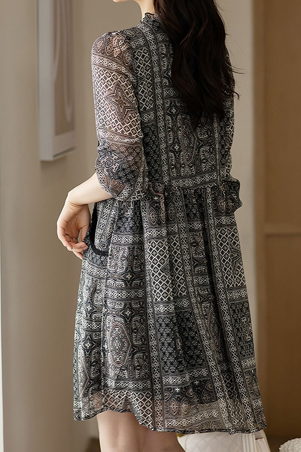 Spitzenkleid mit Rüschensaum und Druck