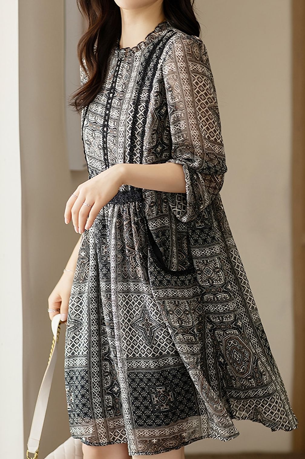 Spitzenkleid mit Rüschensaum und Druck