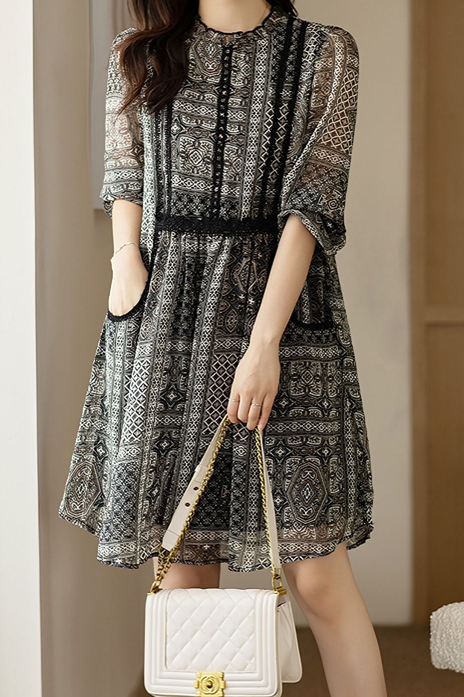 Spitzenkleid mit Rüschensaum und Druck