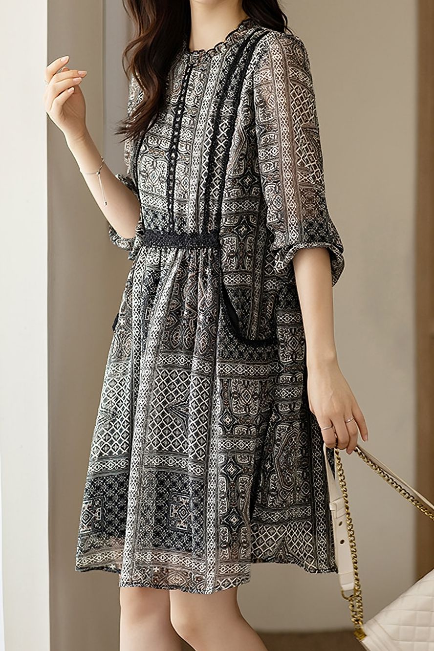 Spitzenkleid mit Rüschensaum und Druck