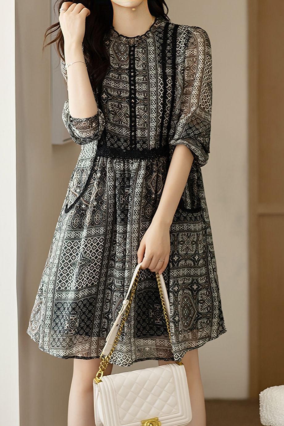 Spitzenkleid mit Rüschensaum und Druck