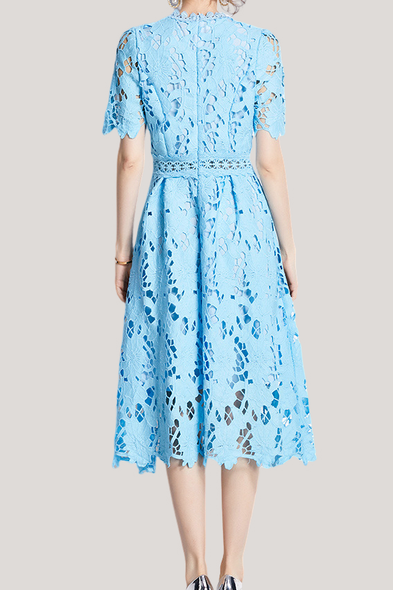 Stark besticktes, wasserlösliches Spitzenkleid in mittellanger, einfarbiger Ausführung