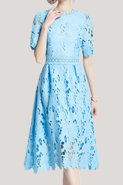 Stark besticktes, wasserlösliches Spitzenkleid in mittellanger, einfarbiger Ausführung