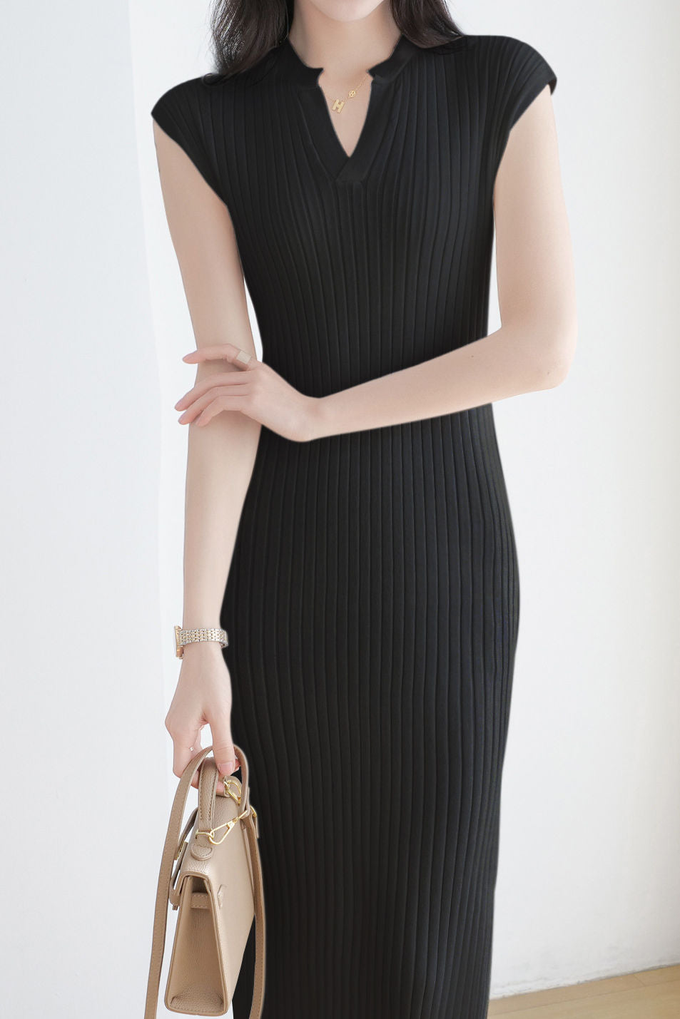 V-Ausschnitt ärmelloses, figurbetontes Kleid mit seitlichen Schlitzen aus Rippstrick