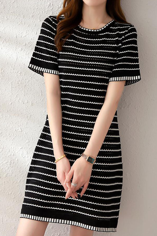 Gestreiftes Strick-A-Linien-Kleid