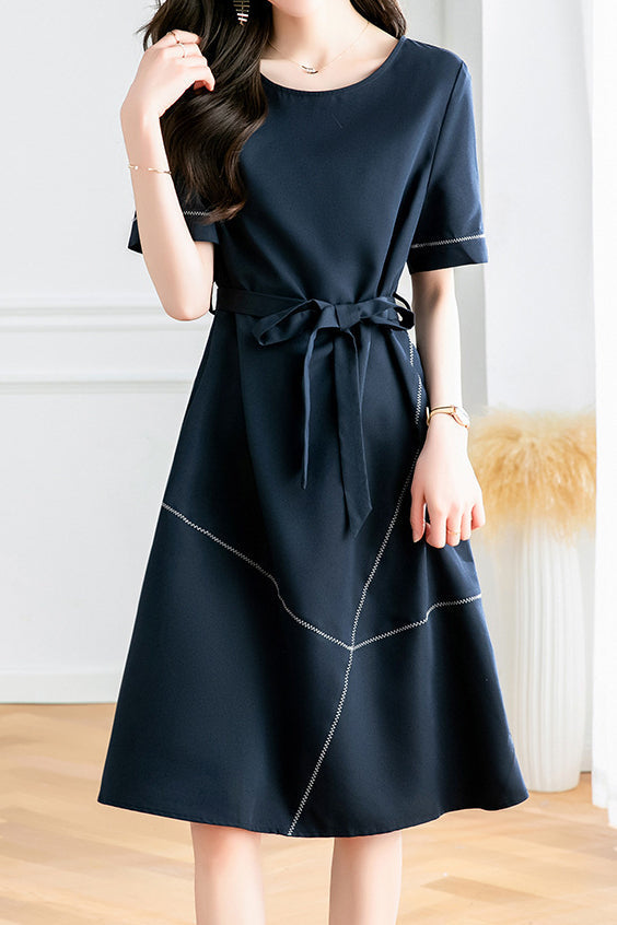 Stylisches Arbeitskleid mit Paneelen