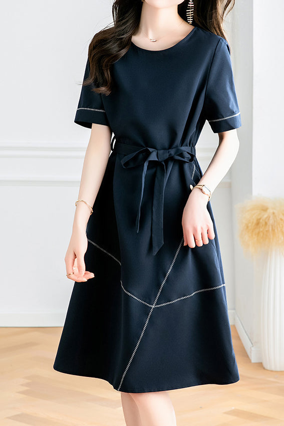 Stylisches Arbeitskleid mit Paneelen