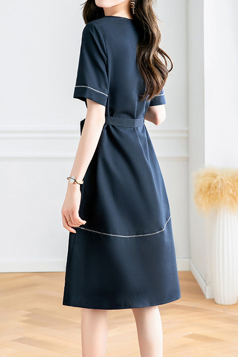 Stylisches Arbeitskleid mit Paneelen