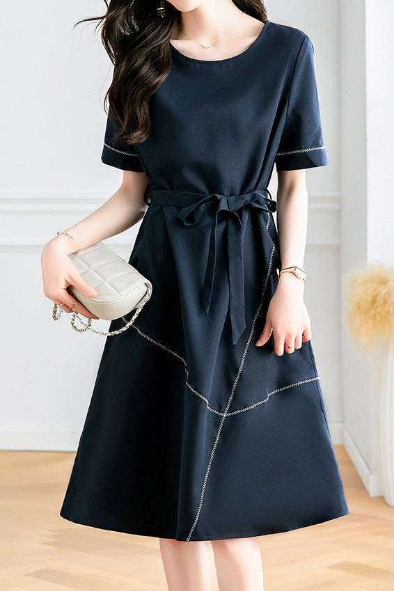 Stylisches Arbeitskleid mit Paneelen