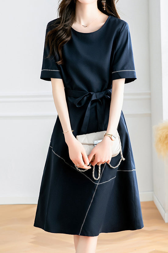 Stylisches Arbeitskleid mit Paneelen