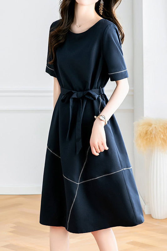 Stylisches Arbeitskleid mit Paneelen