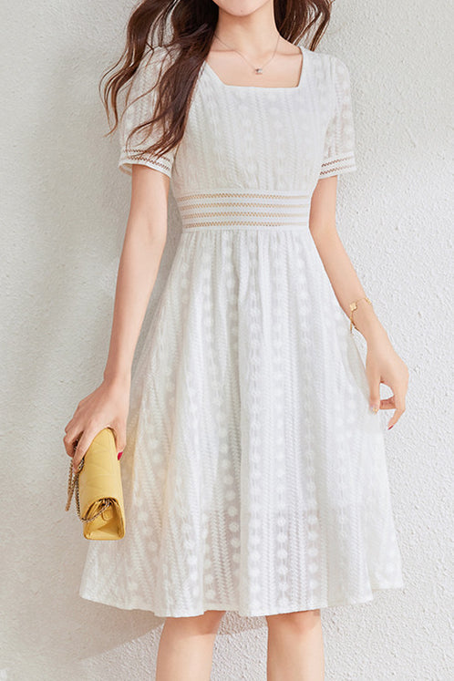 Kleid mit französischer Spitze und quadratischem Ausschnitt