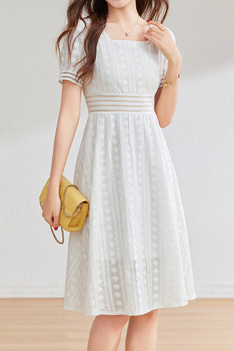 Kleid mit französischer Spitze und quadratischem Ausschnitt