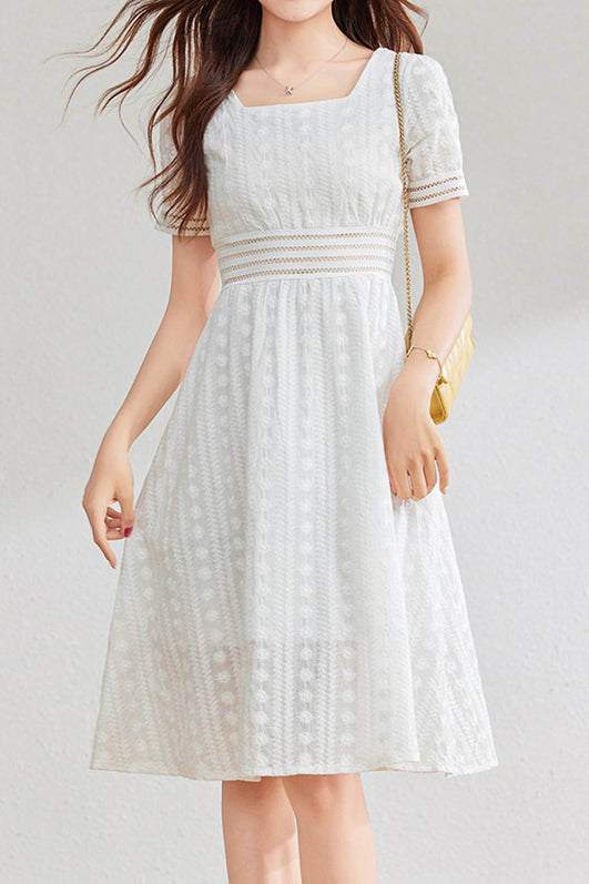 Kleid mit französischer Spitze und quadratischem Ausschnitt