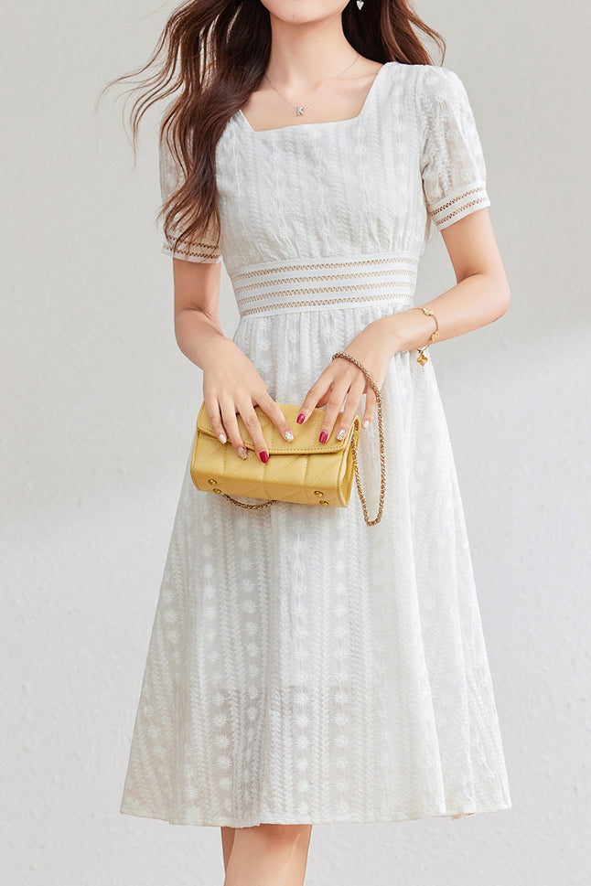 Kleid mit französischer Spitze und quadratischem Ausschnitt