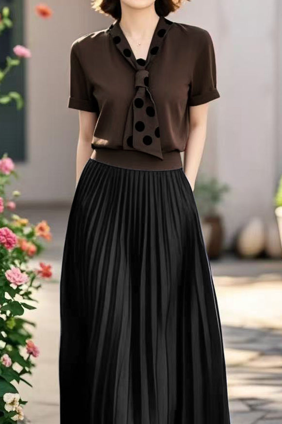 Elegantes Polka-Dot-Krawattenoberteil und Faltenrock-Set