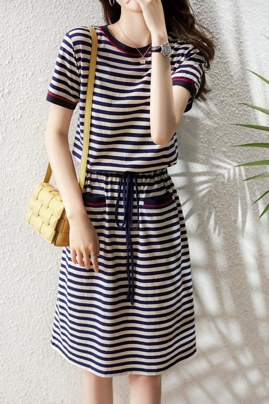 Lässiges gestreiftes Taillenkleid