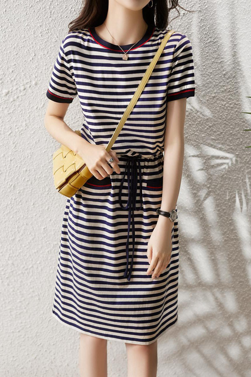 Lässiges gestreiftes Taillenkleid
