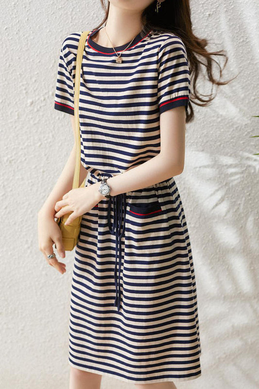 Lässiges gestreiftes Taillenkleid