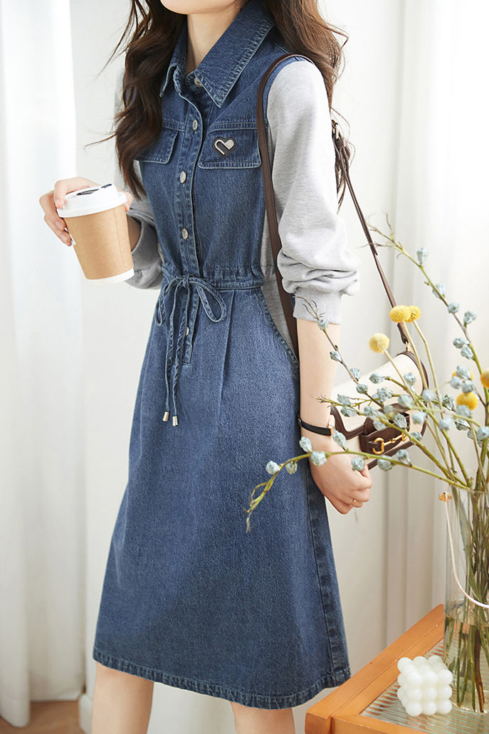 Lässiges, denim-spliced Kleid