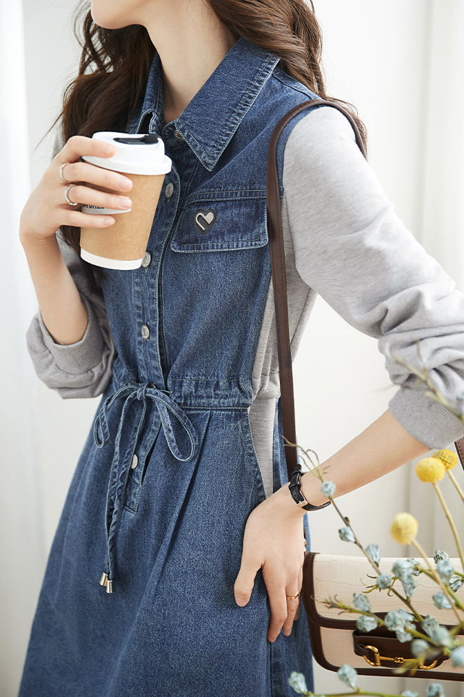 Lässiges, denim-spliced Kleid