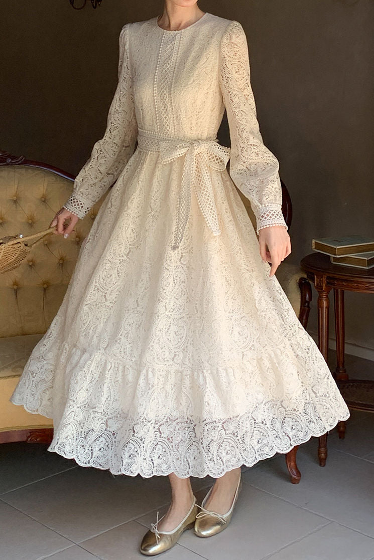 Exquisites und elegantes, hohles, besticktes Kleid